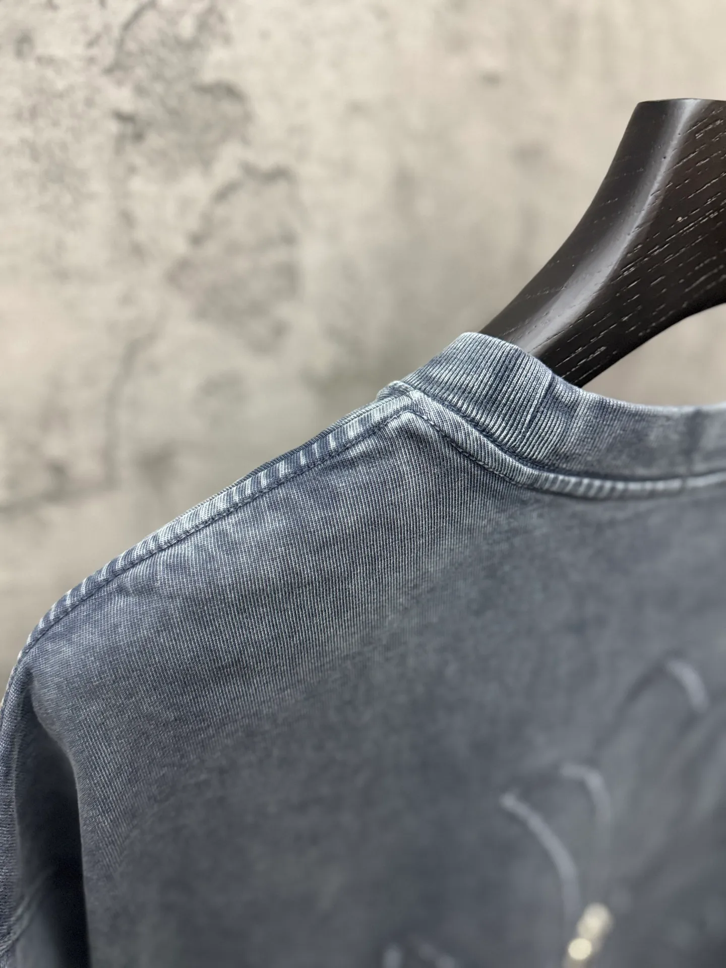 P220 top version, real shot without P, ​​different from market currency) 𝗖𝗵𝗿𝗼𝗺𝗲 𝗛𝗲𝗮𝗿𝘁𝘀/Croxin 2026 Spring New Original Single Counter American Washed 3D Three-dimensional Embroidered Couple Short Sleeves 👑The highest version! Customized fabric 320 grams, washed and fried. Best-selling model at the counter. Very comfortable to wear. Accessories: Original molded and authenticated collar label➕100% silk wash label. Genuine purchase-grade original hangtag➕matching hanging rope➕3D hanging beads➕original packaging bag. Craftsmanship: The original version has consistent wiring! The highest version of the armhole matching technique! Color: Gray Black Size: S M L XL Style No.: 6613